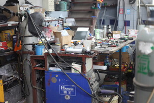 杂乱工作室一角