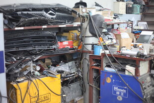 杂乱废品堆放场景