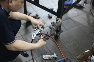 工人专注维修机械设备