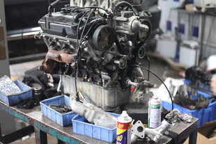 汽车发动机维修场景