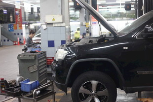 汽车维修车间内的维修场景