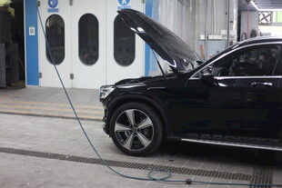 黑色汽车在车间检修