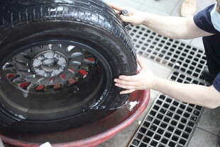 汽车轮胎更换操作场景