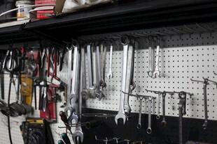 工具架上的多样维修工具