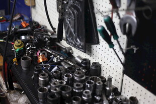 工具架上的多样汽修工具