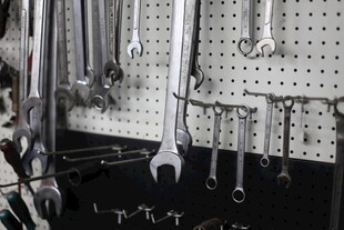 墙上悬挂的多样扳手工具