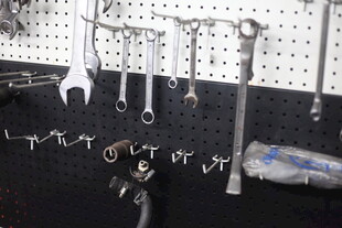 墙上悬挂的多样维修工具