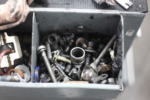 金属零件收纳盒内景象