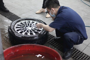 工人专注维修汽车轮毂