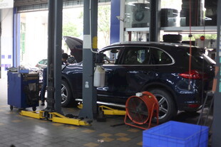 汽车维修车间中的维修场景