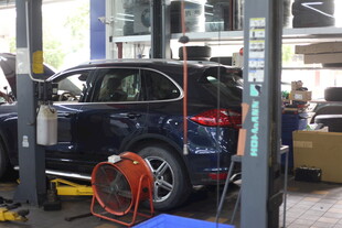 汽车在维修车间进行检修