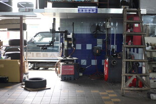 汽车维修车间内部场景