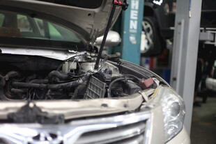 汽车引擎检修场景