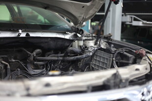 汽车发动机检修场景