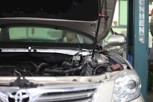 汽车引擎维修场景