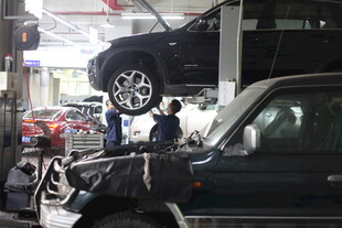 汽车维修车间作业场景