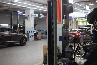 汽车维修车间内景