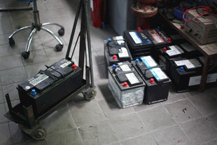 仓库中的多组蓄电池