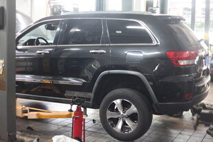 黑色SUV汽车维修场景