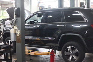 汽车维修车间中的黑色SUV