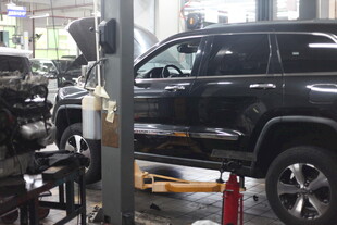 汽车维修车间内的黑色车辆