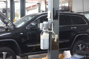 汽车维修车间中的黑色车辆