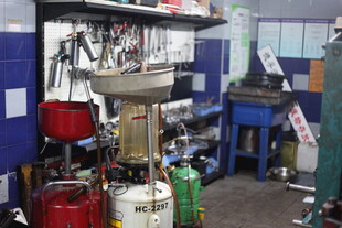 杂乱的汽修车间一角