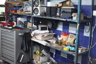 杂乱的工具工作台场景