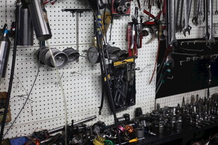 工具墙展示各类维修工具