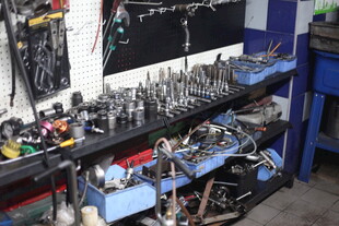 工具架上摆满各类维修工具