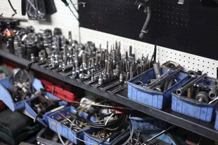 工具零件整齐摆放工作台