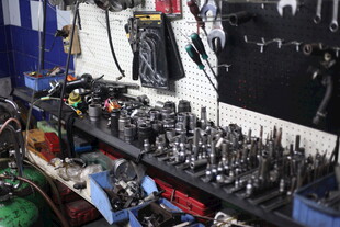 机械零件维修工作台场景