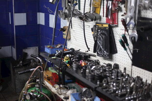 杂乱的机械零件工作场景