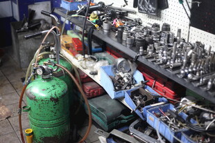 汽修车间工具零件摆放场景