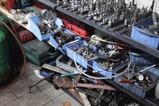 汽车发动机拆解维修场景