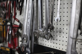 墙上悬挂的多样维修工具