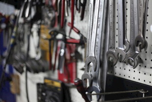 工具架上的多样维修工具