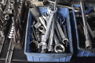 工具收纳于蓝色塑料盒中