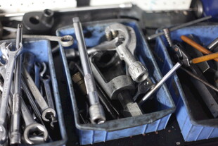 工具收纳盒中的多样工具