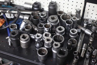 各式金属零部件整齐摆放