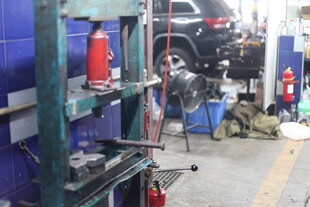 汽车维修车间设备场景