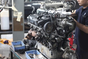 工人检修汽车发动机