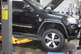 汽车维修中黑色SUV上架