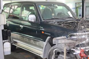 汽车维修中的黑色越野车