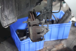 汽车悬挂部件维修场景