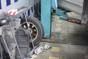 汽车维修场景中的轮胎拆卸