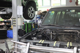 汽车维修车间内的维修场景