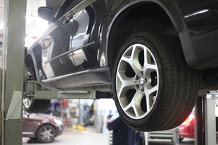 汽车维修中车轮清晰可见