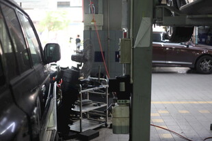 汽车维修车间设备与车辆