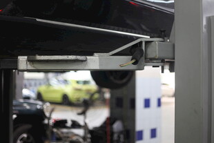 汽车在维修车间被举升